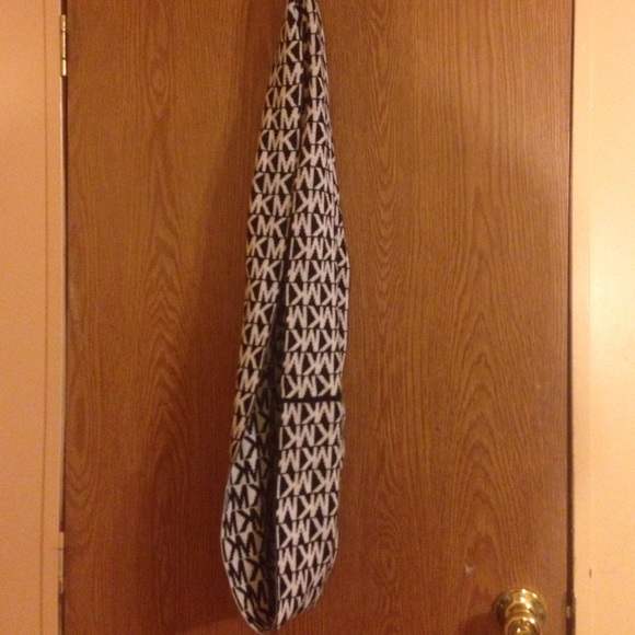 MK scarf - Picture 2 of 4