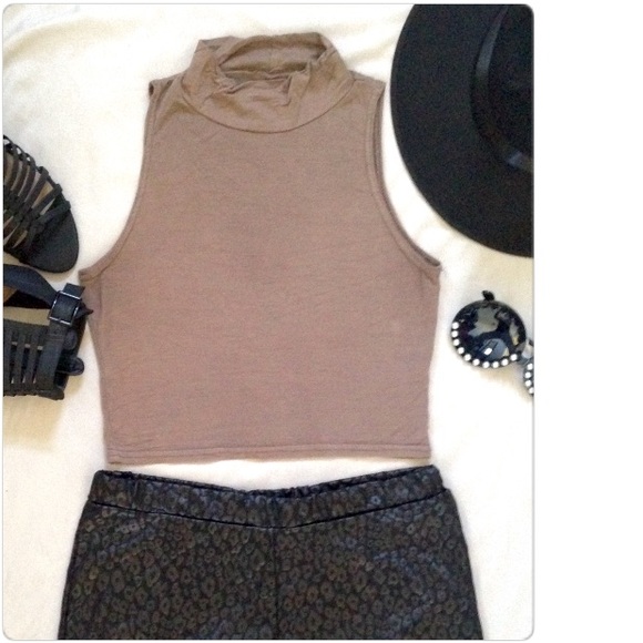 Tops - 💄Light Brown No Sleeve Crop Top💄