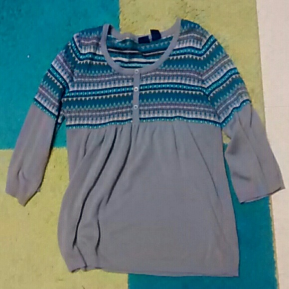 3/4 sleeves grey and blue shirt.