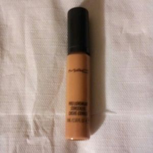 MAC PRO LONGWEAR CONCEALER!!!! NW25.