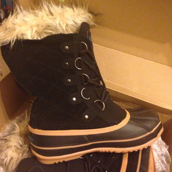 NWT Khombu Boots