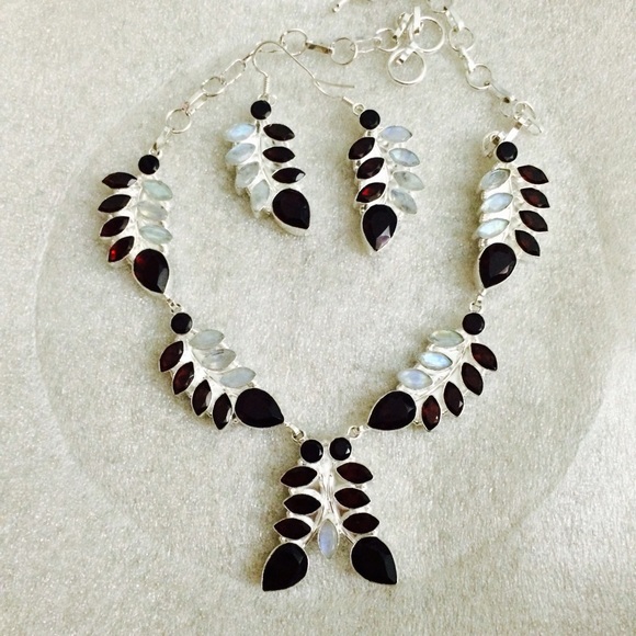 Burgundy red stones silver necklace set
