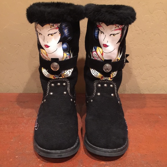 Ed Hardy - short black Asian design, Sz 5, comfy