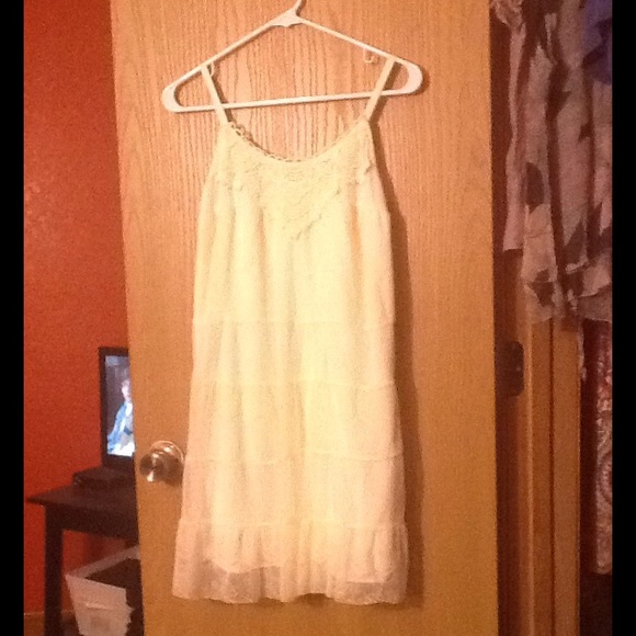 Flowy Off-White Lace Dress - Picture 2 of 4
