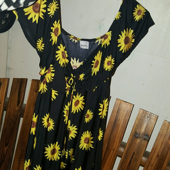 Black sunflower top low cut. NWOT - Picture 3 of 4