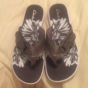 Clarks sandles never worn