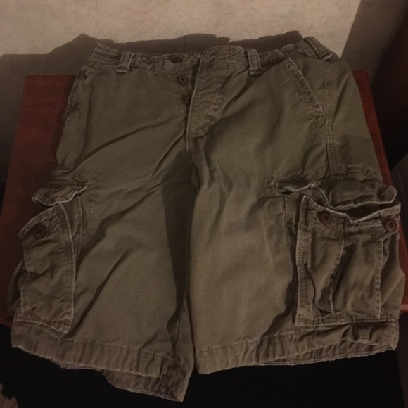 Men's Hollister cargo green shorts.