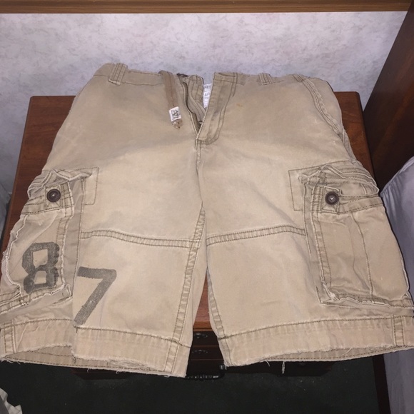 Men's Aeropostale cargo tan shorts with belt.