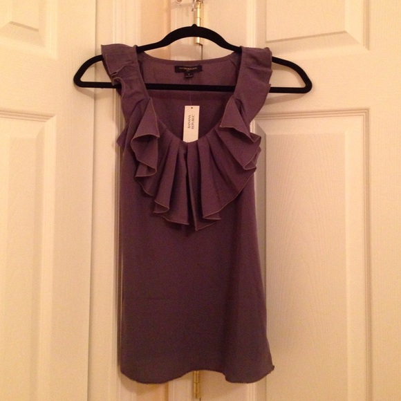 Sleeveless v-neck top