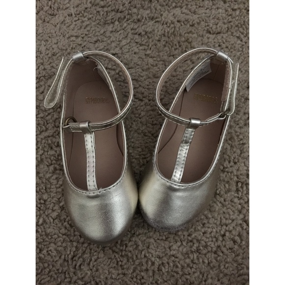 Baby Shoes (size 4) - Picture 1 of 2