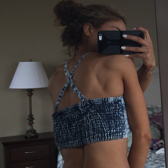 Acid wash cross cross back crop - Picture 2 of 4