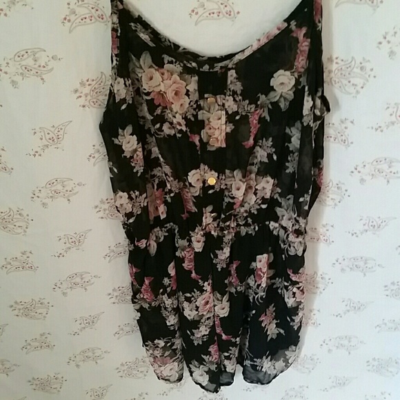 SOLD Pretty floral print romper with pockets! - Picture 2 of 4