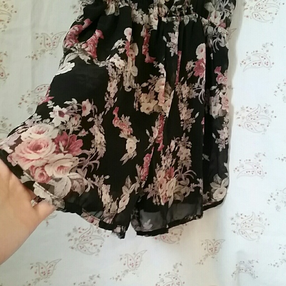 SOLD Pretty floral print romper with pockets! - Picture 3 of 4