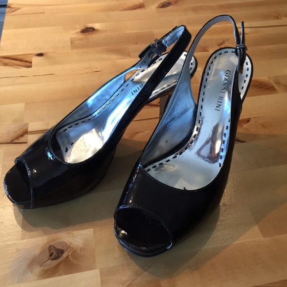Peep toe pumps