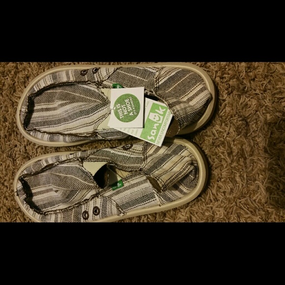 Never worn Size 7 sanuks