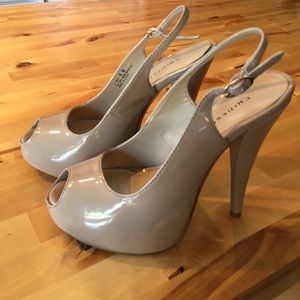 Nude peep toe pumps