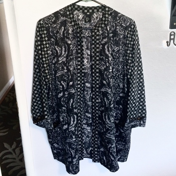 NWOT Black and white patterned kimono