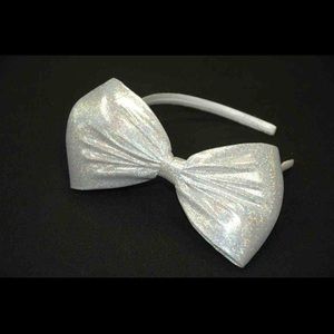 Glittery, silver headband with bow. ✨