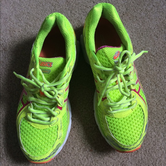 SOLD! 😉WOMENS GT-2000 2
Asics