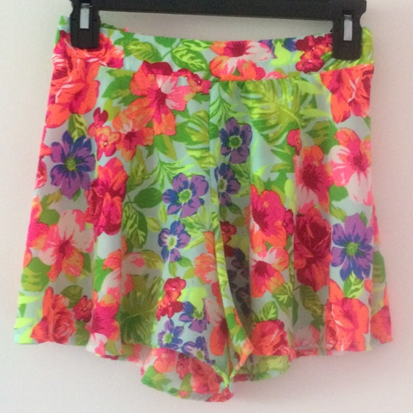 💛REDUCED💛Floral flowy shorts!