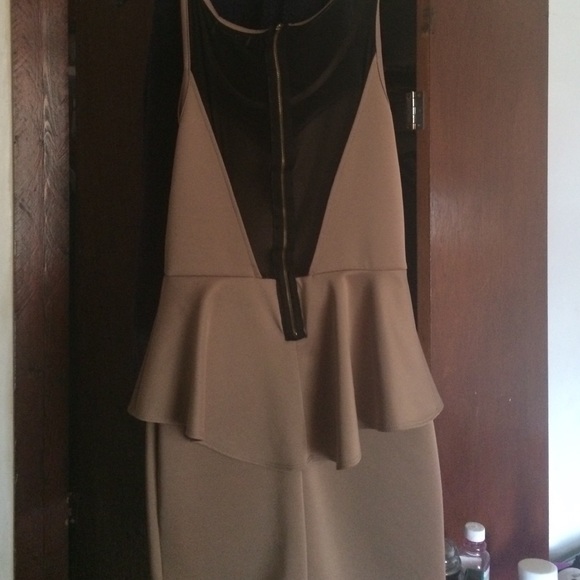 Fitted nude peplum dress - Picture 2 of 2