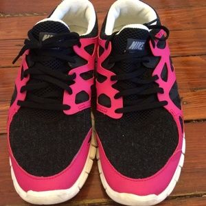 Barely worn Pink and Black Nike Free sneakers sz 8