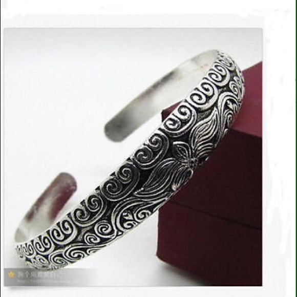 Beautiful tibetan silver bracelet