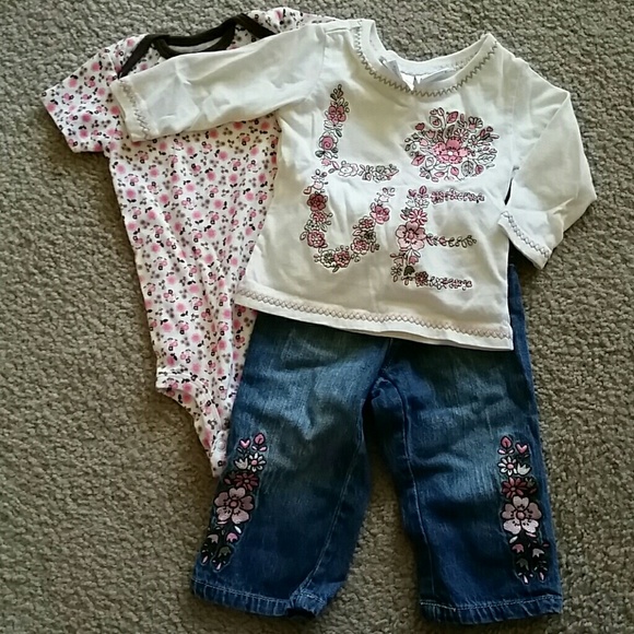 Size 12mos 2 pc outfit plus onsie (9mos)