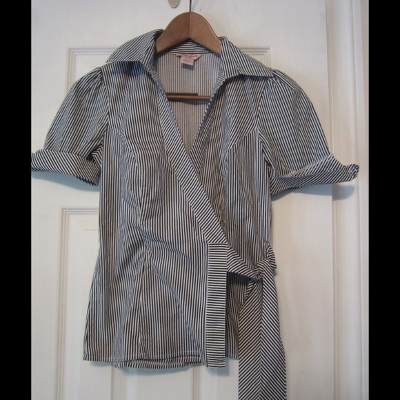 Guess Tops - 🌺 Guess wrap top with tie