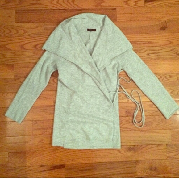 100% Cashmere BCBG Heather gray wrap!