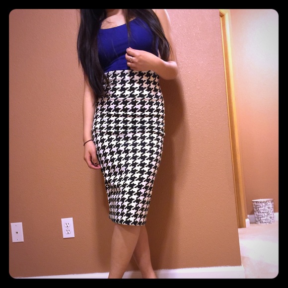 Houndstooth pencil skirt. Brand new w/o tag