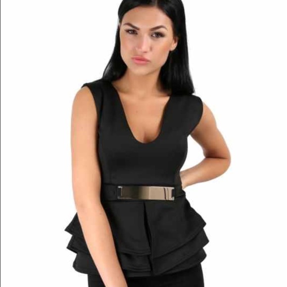 🎉🎊HP 5-28!! 💐 Low V peplum top