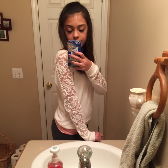 laced sleeved delia's shirt