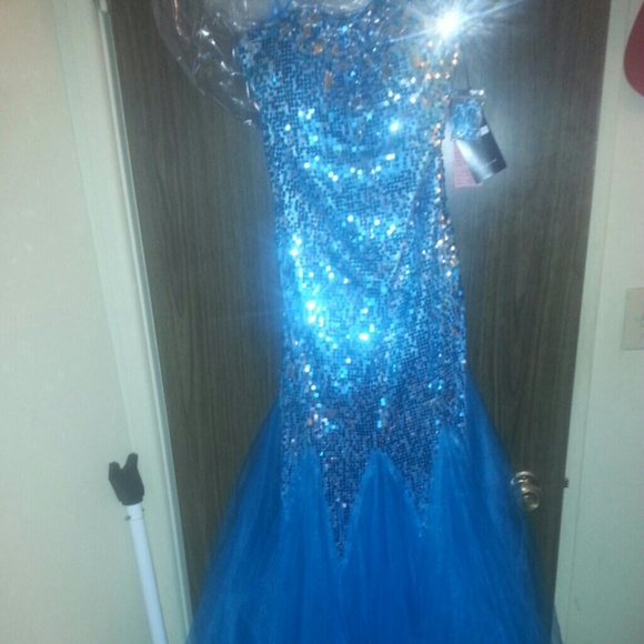 Beautiful Strapless Prom/Formal Dress - Picture 2 of 4
