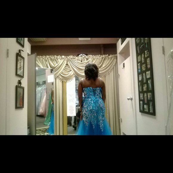 Beautiful Strapless Prom/Formal Dress - Picture 4 of 4