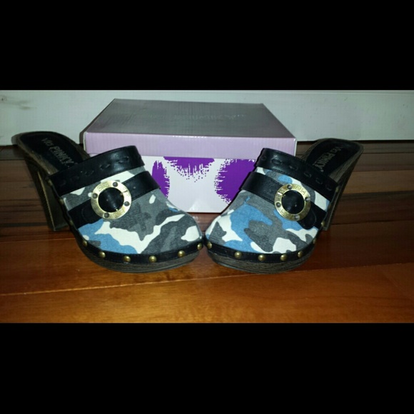 Blue & White camo mules heel