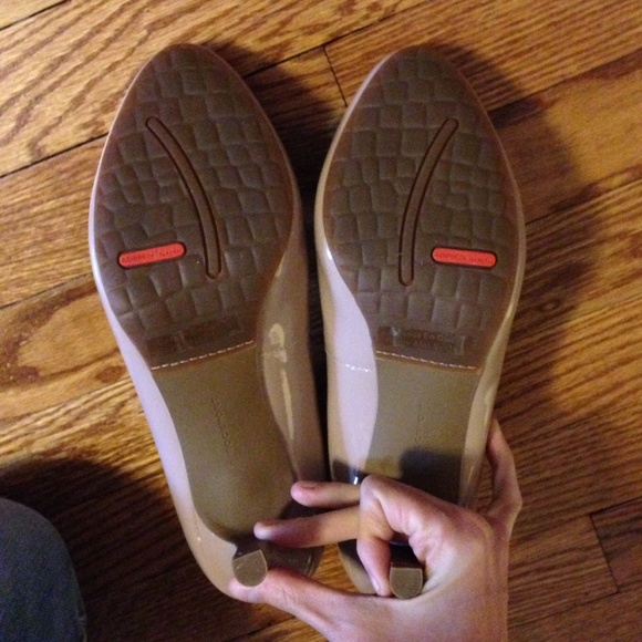 Rockport Seven to 7 Taupe Patent Low Heels - Picture 4 of 4