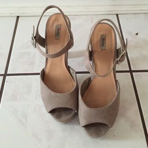 Olsenboye nude heels