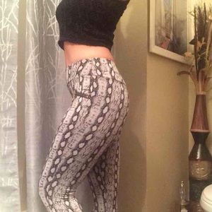 Cute leggings with zippers