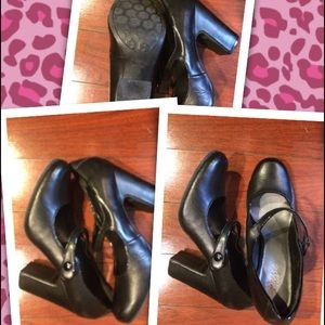 Maryjane black leather pumps