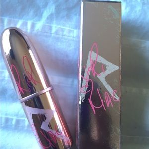 Rihanna loves MAC lipstick "Nude"