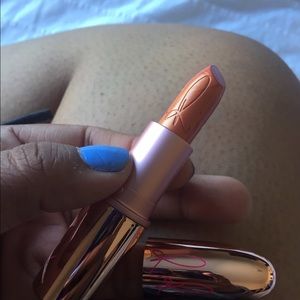 Rihanna loves MAC lipstick "who's that chick"