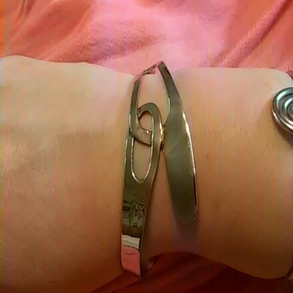 Small unique bangle - Picture 2 of 3