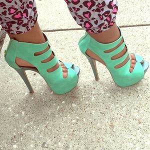 Teal like heels new been worn 😍😍😍