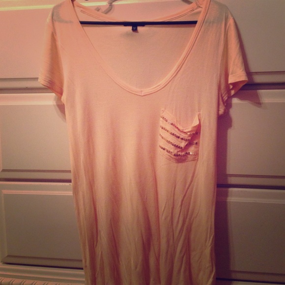 Peach colored v-neck t-shirt w/gold sequin pocket