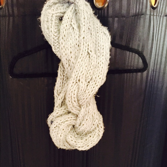 Accessories - Light knit grey scarf