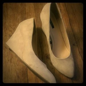 Wedge suede pumps