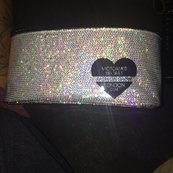 VS Fashion show train case