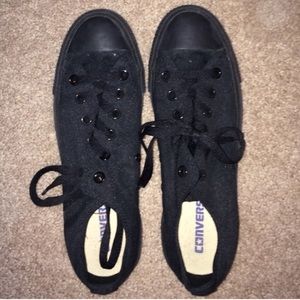 Black converse size 6 but fits an 8