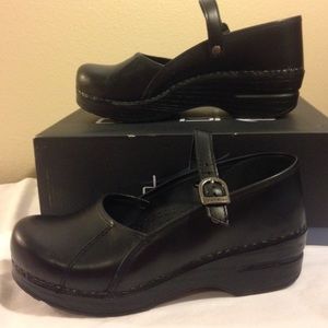 Dansko "Marcelle Cabrio" in black. Size 38.